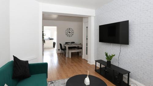 Enfield Highway House | Modern 2 bed house in Enfield with private driveway parking