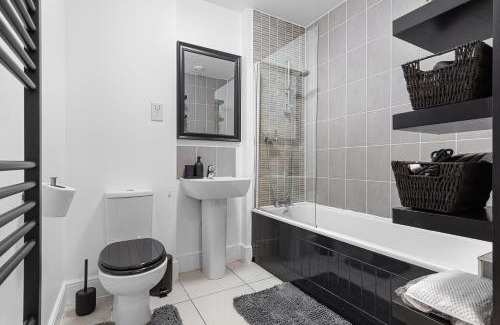 Uxbridge North Apartment | Modern 2 Bedroom Apartment in Uxbridge London free parking