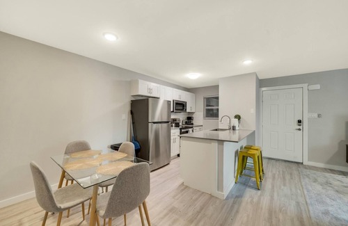 Hyde Park House | Modern 2BR Near UT Hyde Park Evonify