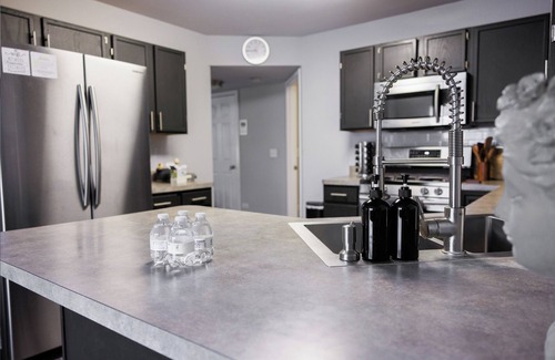 Joliet House | Modern 3-Bedroom Townhome with Full Amenities – Your Home Away from Home!
