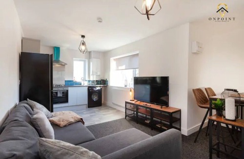 Smethwick Apartment | Modern 3-Storey Apartment & Free Parking