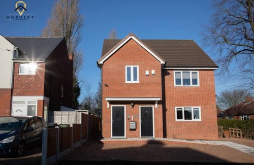 Smethwick Apartment | Modern 3-Storey Apartment & Free Parking