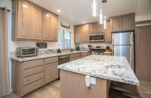 Lake Forest House | Modern 3BD -Walk to Lake & Beach