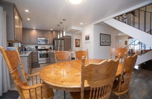 Lake Forest House | Modern 3BD -Walk to Lake & Beach