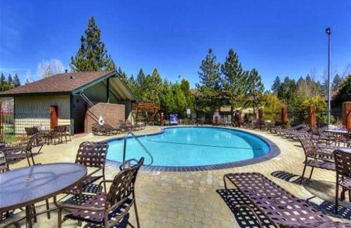 Lake Forest House | Modern 3BD -Walk to Lake & Beach
