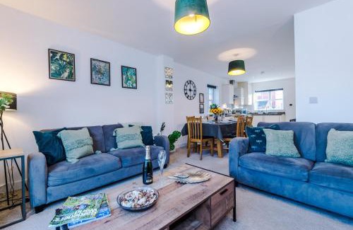 Crewe House | Modern 4-Bed Townhouse in Crewe by 53 Degrees Property, Ideal for Contractors & Business, FREE Parking - Sleeps 8