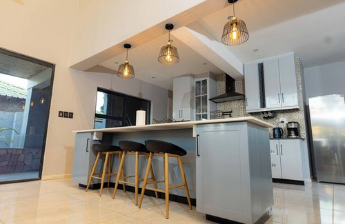 Victoria Falls House | Modern 4-bedroom house in enchanting Victoria Falls with AC, Pool & WiFi