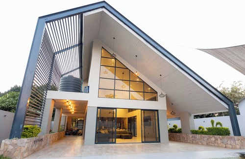 Victoria Falls House | Modern 4-bedroom house in enchanting Victoria Falls with AC, Pool & WiFi