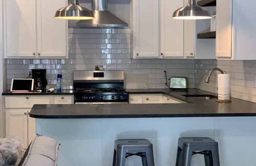 Butchertown Apartment | Modern Apt in Historic Butchertown, Cable/Hulu, 5min dwtn