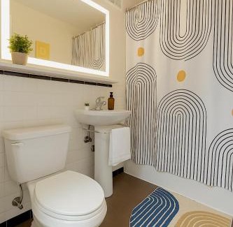 Radnor - Fort Myer Heights Apartment | Modern Arlington Stay - Near DC Metro & Free Parking