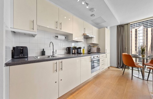 Canary Wharf Apartment | Modern Canary Wharf Apartment with King Size Bed
