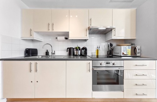 Canary Wharf Apartment | Modern Canary Wharf Apartment with King Size Bed