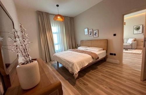 The Greens Apartment | Modern-Chic 1BR in The Greens - Central Dubai