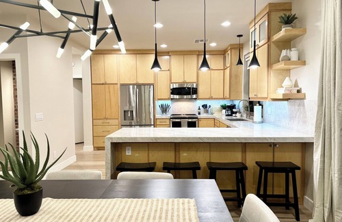 Chandler Heights Citrus House | Modern Comfort 4 Bedroom w/Pool and Spa