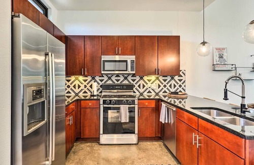 South Lamar Condo | Modern Condo in Trendy SoLa with Balcony
