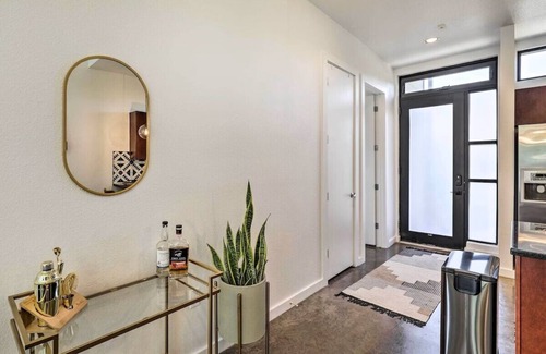 South Lamar Condo | Modern Condo in Trendy SoLa with Balcony