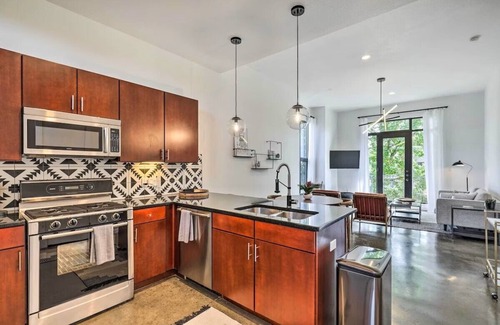 South Lamar Condo | Modern Condo in Trendy SoLa with Balcony