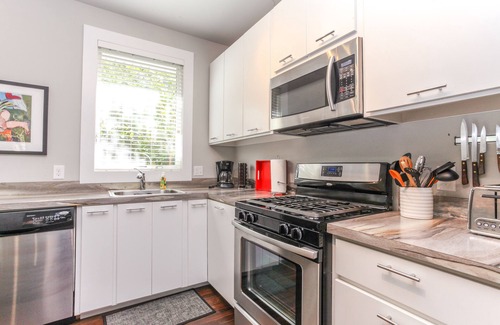 East Hill House | Modern cottage in historic East Hill
