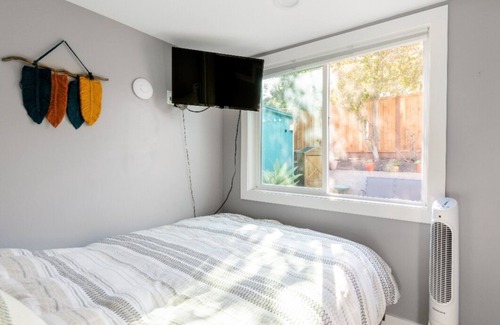 Oakland House | Modern cottage with full kitchen & private patio.Close to great hiking trails!