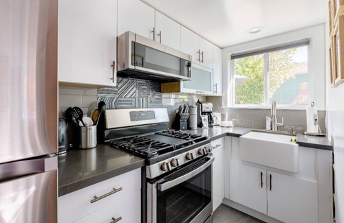 Oakland House | Modern cottage with full kitchen & private patio.Close to great hiking trails!