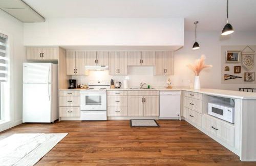 West Edmonton Apartment | Modern Country Retreat-5 min to DTN-U/G Parking