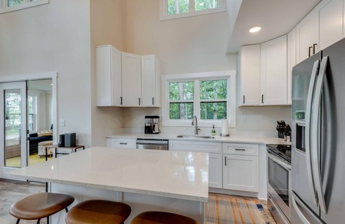 Tracy City Cabin | Modern cozy lakeview retreat for 6 close to hiking, Sewanee, and the Caverns