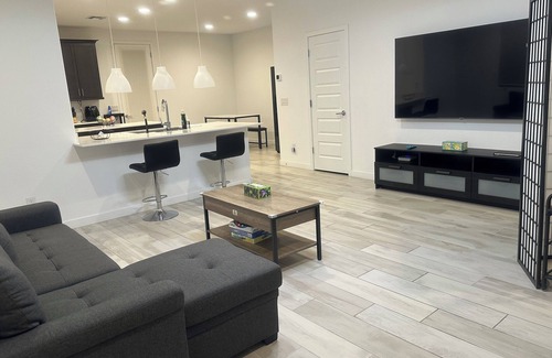 South Mountain House | Modern Desert Home–Great for Families & Groups, Near Golf, Hiking & City Fun