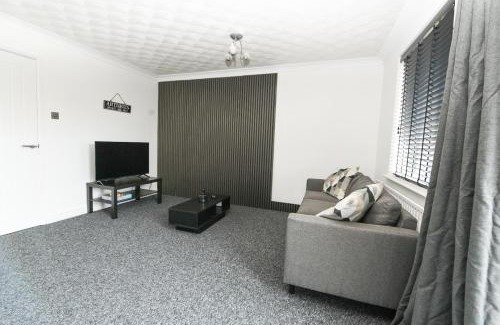 Barnsley Apartment | Modern Home in Royston, Free Off-Street Parking, Perfect for Families, Contractors & Work