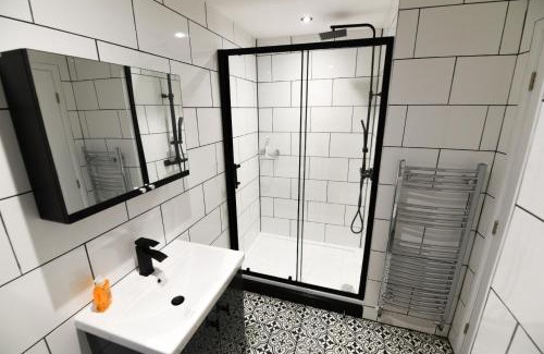 Barnsley Apartment | Modern Home in Royston, Free Off-Street Parking, Perfect for Families, Contractors & Work