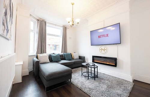 Old Trafford House | Modern home in the heart of Stretford, with WIFI and streaming services