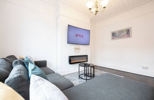 Old Trafford House | Modern home in the heart of Stretford, with WIFI and streaming services