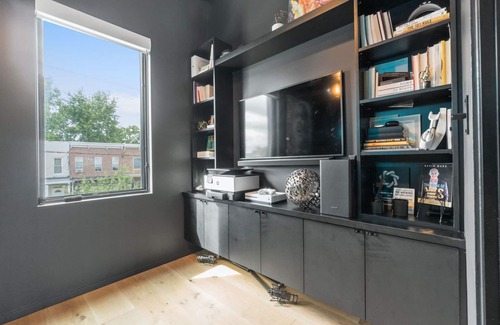 Communipaw House | Modern Lux Penthouse. Rooftop Views of NYC!
