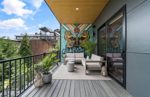 Communipaw House | Modern Lux Penthouse. Rooftop Views of NYC!