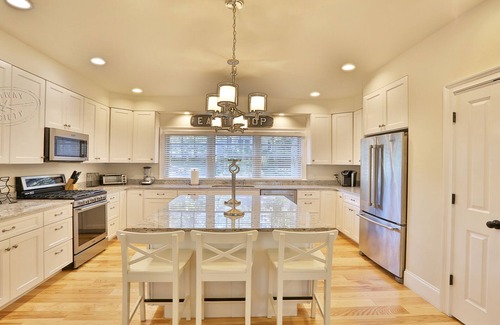 East Chop House | Modern, luxury 5-bed, 4.5-bath w/full basement! Now booking for 2025!