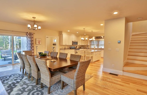 East Chop House | Modern, luxury 5-bed, 4.5-bath w/full basement! Now booking for 2025!