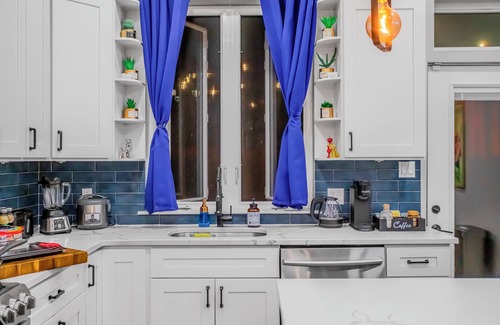 Brewerytown House | Modern Luxury Escape w/Movie Screen & Backyard Fun