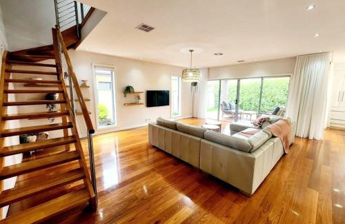 St. Albans House | Modern Masterpiece Beautiful St Albans 4BR Home