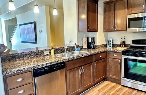 Hailey House | Modern Rustic 3 Bedroom with Pool, Hottub and Fitness Center