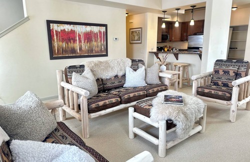 Hailey House | Modern Rustic 3 Bedroom with Pool, Hottub and Fitness Center