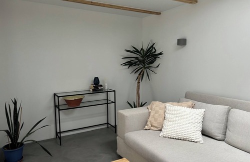 Unterrath Apartment | Modern studio with en-suite bathroom & top connections