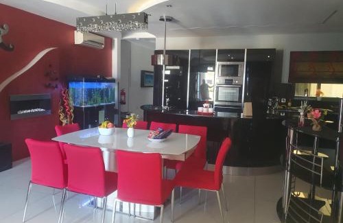 Santa Maria Estate Apartment | Modern, stylish & comfortable 3 bedroom apartment with jacuzzi and private yard with barbeque