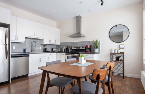 Nelson Apartment | Modern suite with glacier view