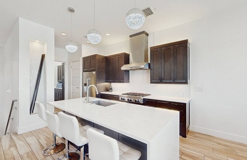 Corpus Christi House | Modern Townhouse with Gulf & Lake Padre Views, WiFi, Central AC, & Washer/Dryer