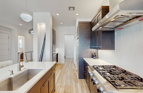 Corpus Christi House | Modern Townhouse with Gulf & Lake Padre Views, WiFi, Central AC, & Washer/Dryer