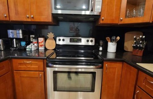 University South Condo | Modern Tropical Vacation Home, Palo Alto/Stanford #655
