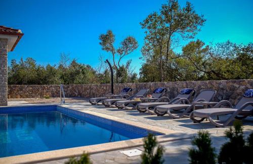 Pinezici Villa | Modern villa with pool, sea view, near the sea and the beach - by Traveler tourist agency Krk ID 2168