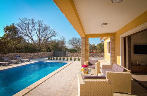 Pinezici Villa | Modern villa with pool, sea view, near the sea and the beach - by Traveler tourist agency Krk ID 2168