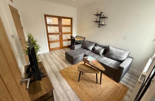 Reading Apartment | Modern Zen Flat Next to Town Centre - Free Parking
