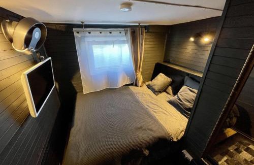 Kaunas Boat Rental | Modernus kambarys baržoje ant Nemuno