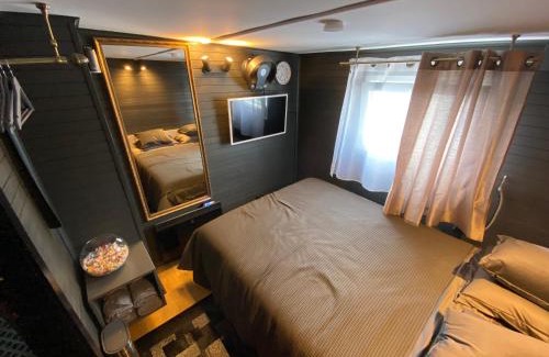 Kaunas Boat Rental | Modernus kambarys baržoje ant Nemuno